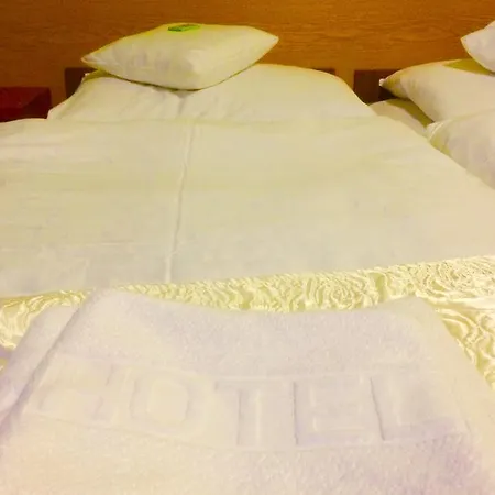 I Restauracja Sara فندق *